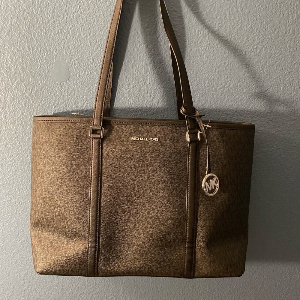 Black Michael kors tote bag. Never been used.